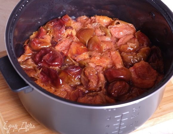 Добавить 50 мл воды и, установив режим «Варка на пару», варить сливы в течение 20 минут. За это время сливы дадут много сока и станут мягкими.