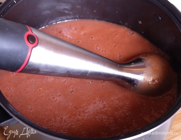 Погружным блендером измельчить сливы в пюре.