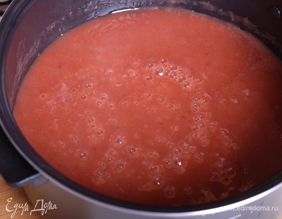 И еще раз хорошо пробить блендером пюре до однородности. Вернуть чашу в мультиварку и установить режим «Тушение» на 50 минут.