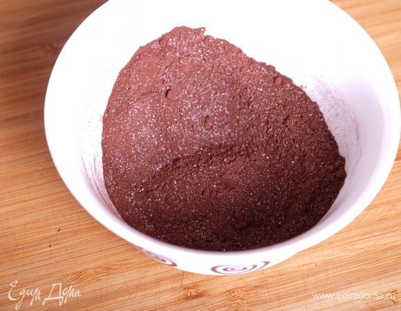 Смешать какао-порошок с 2 ст. л. сахара.