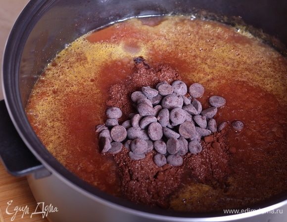 Через 30 минут тушения чашу вынуть из мультиварки и добавить к сливовому пюре какао-порошок и шоколад. Если у Вас шоколад не в каплях, как у меня, то порубите его мелко.