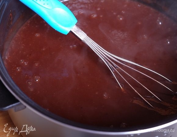 Перемешать содержимое тщательно венчиком.