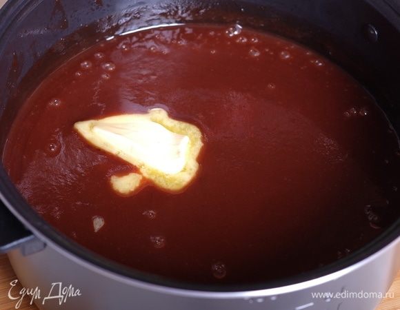 Вернуть чашу в мультиварку до окончания программы тушения (то есть еще на 20 минут). По окончании программы чашу вынуть и добавить к почти готовому джему сливочное масло.