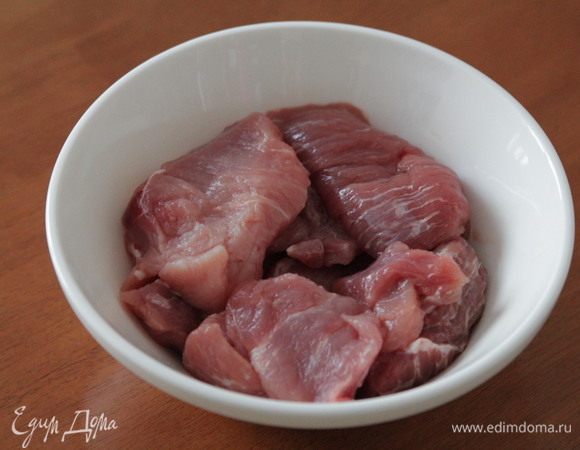 Мясо нарезать достаточно крупными кусками.