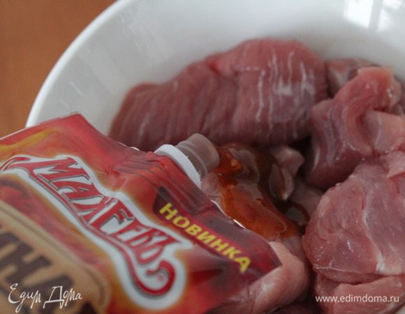 Добавить маринад ТМ «Махеевъ», размешать. Оставить в холодильнике на 1 час. Солить не нужно, так как в составе маринада соль содержится.