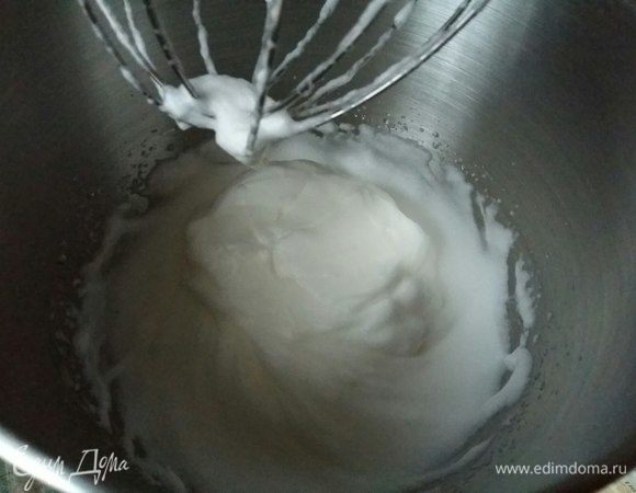 Белки взбить с щепоткой соли в плотную пену.