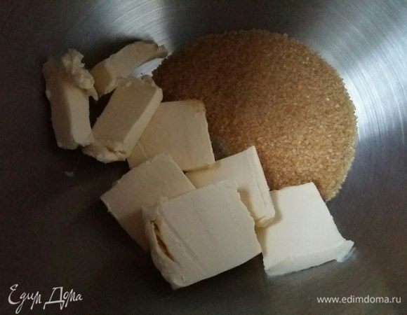 Теперь сахар смешать со сливочным маслом и взбить миксером.