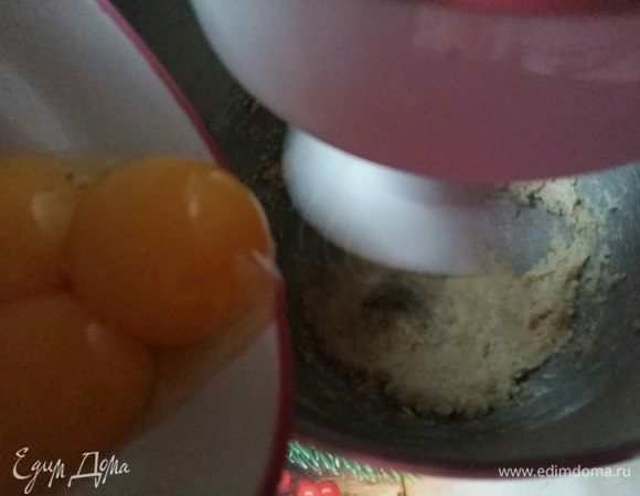 Продолжая взбивать по одному добавить все желтки. 