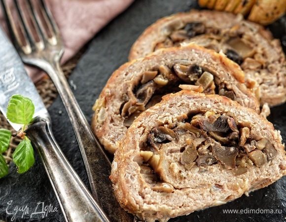 Вскипятить воду и налить на дно формы примерно 1/4 стакана. Это делается для того, чтобы рулет в процессе выпечки не подсох. Поставить в разогретую духовку примерно на 1 час. Готовый рулет немного остудить, нарезать на порционные кусочки и подавать.