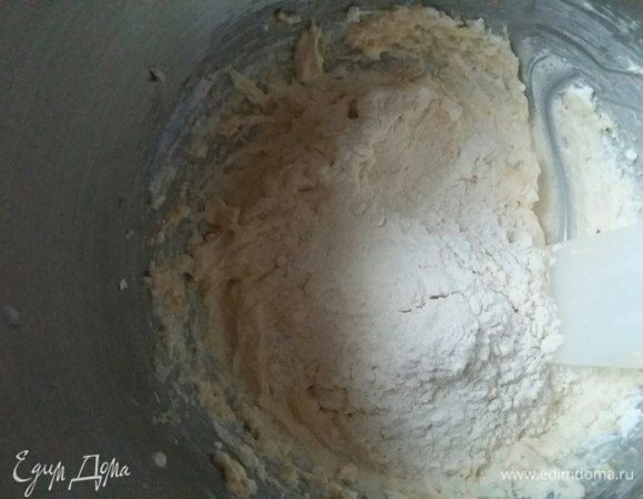 Добавить к творожной массе частями просеянную муку.