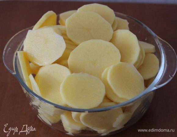 Картофель нарезать мелкими пластиками и выложить сверху.
