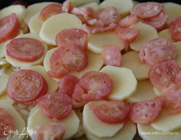 Замороженные помидоры очистить от кожуры и нарезать мелкими пластиками. Выложить на картофель, посолить. Снова добавить сыр и майонез.