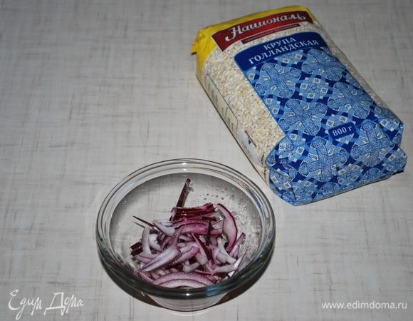 Фиолетовый лук нарезать соломкой, залить лимонным соком, добавить сахар и дать постоять.