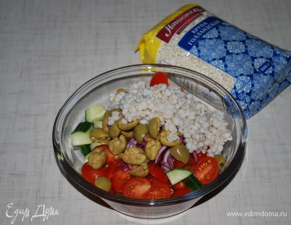 Помидоры, перец, огурец выложить в салатник. Добавить замаринованный лук, оливки и перловку.