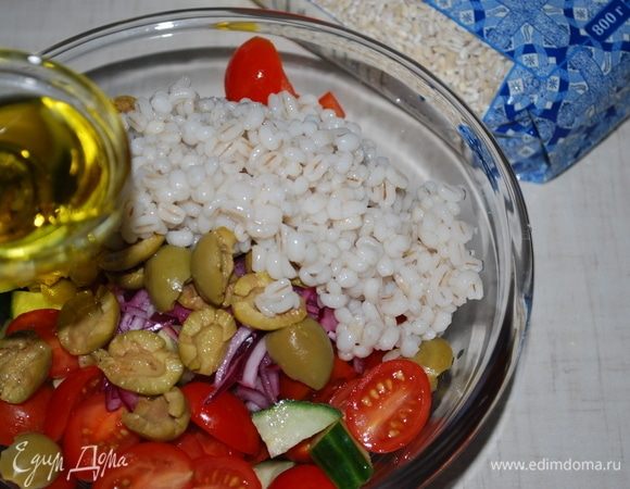 Добавить оливковое масло, черный перец, соль, все перемешать.