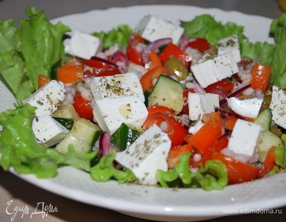 Выложить в салатник, добавить кусочки феты, посыпать орегано, сбрызнуть соком лимона, салат готов.