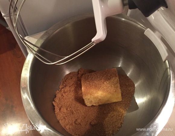 Размягченное сливочное масло соедините в комбайне с сахаром. Не переставая вымешивать введите все измельченные орехи.