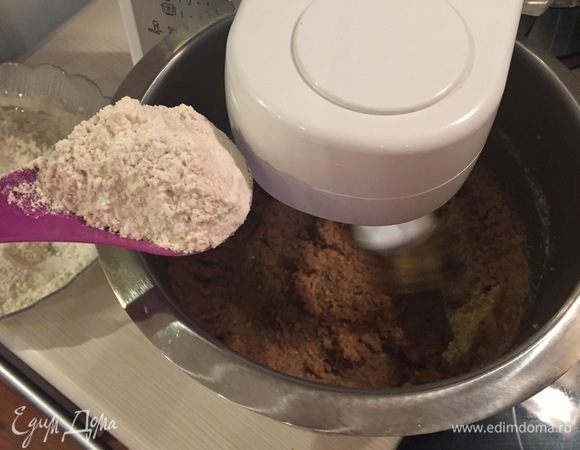 Не выключая комбайн введите частями муку с солью и разрыхлителем и 2 желтка.