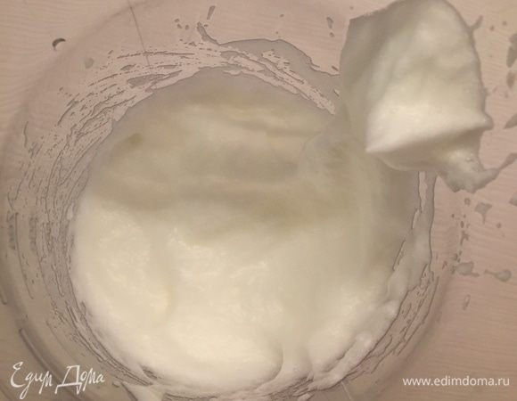 Погружным блендером взбейте белки в крепкую пену.