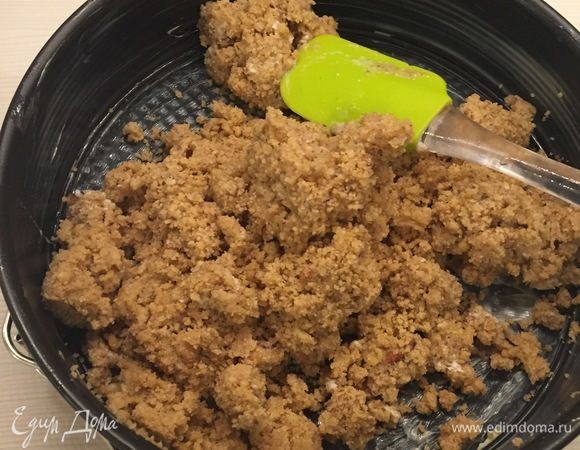 Смажьте оставшимся маслом форму и выложите тесто. 