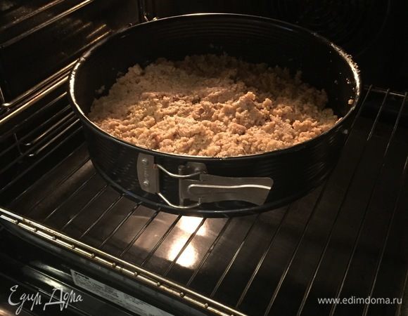 Отправляем в духовку минимум на 35 минут, максимум 45-50. Время выпекания зависит от диаметра формы и духовки. Проверяйте готовность деревянной палочкой, чтобы она была сухая.