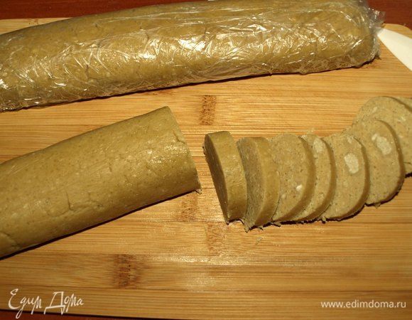 Достаем тесто из холодильника и острым ножом нарезаем кусочками. 