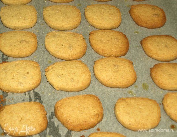 Достаем готовое печенье. Даем печенью немного остыть.