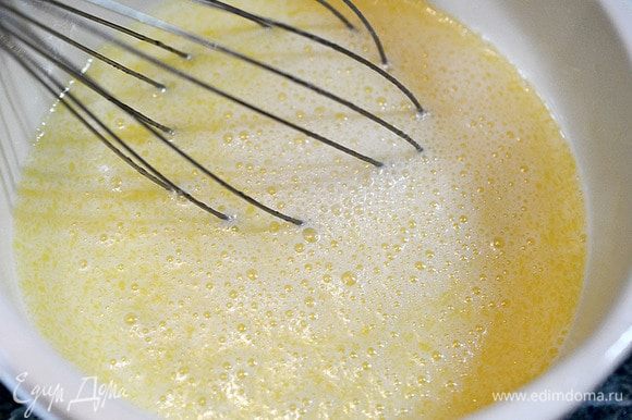Пока мак остужается, делаем блины. Можете испечь блины по своему любимому рецепту. Я публикую свой рецепт. В теплое молоко (1 стакан) добавим соль, 1 ч. л. сахара, дрожжи. После образования дрожжевой шапочки в большой миске взбейте яйца с оставшимися сахаром и солью в пышную пену. Добавьте половину оставшегося молока и растопленное сливочное масло, опять взбейте.