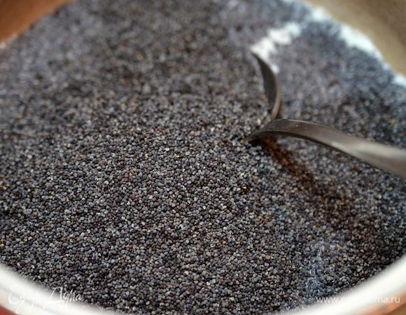 В первую очередь вскипятим молоко, добавим мак, проварим несколько минут и остудим.