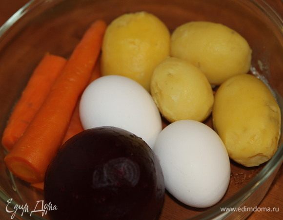 Отварить овощи и яйца. Почистить от кожуры.