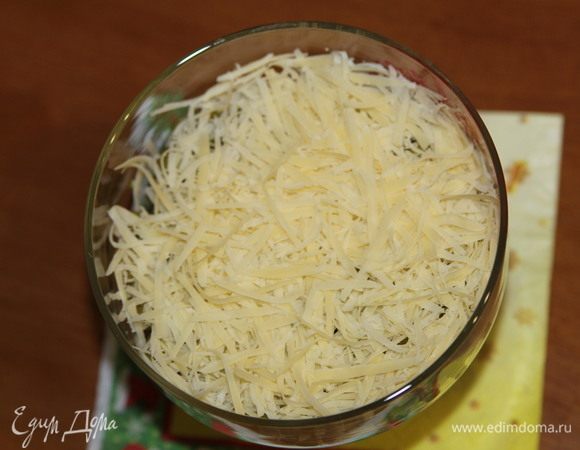 На горошек натереть твердый сыр.
