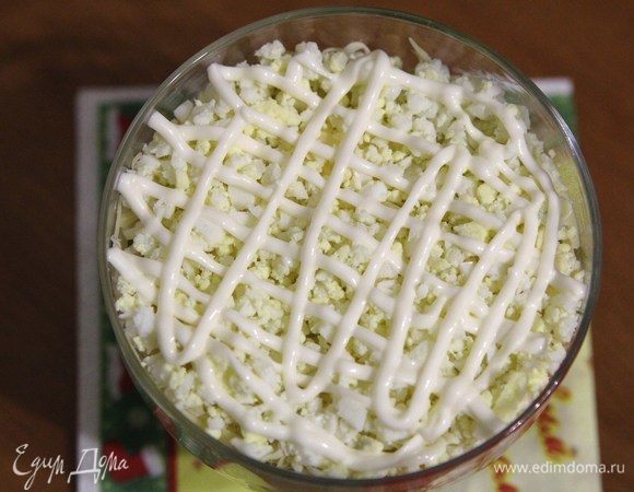 Смазать майонезом.