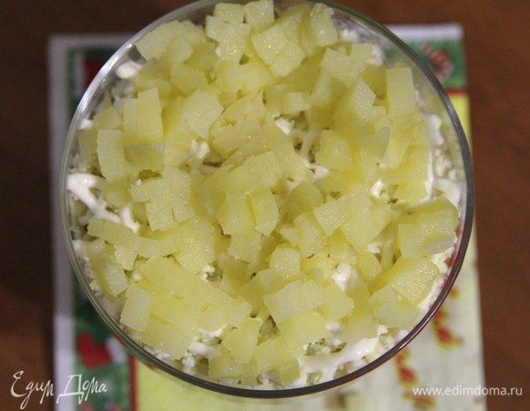 Нарезать мелкими кубиками картофель и лук. Выложить следующие слои. 