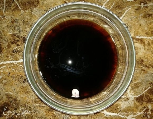 Слейте воду в которой замачивали грибы. Я это делаю через двойное сито, чтобы избежать попадания песка в блюдо.