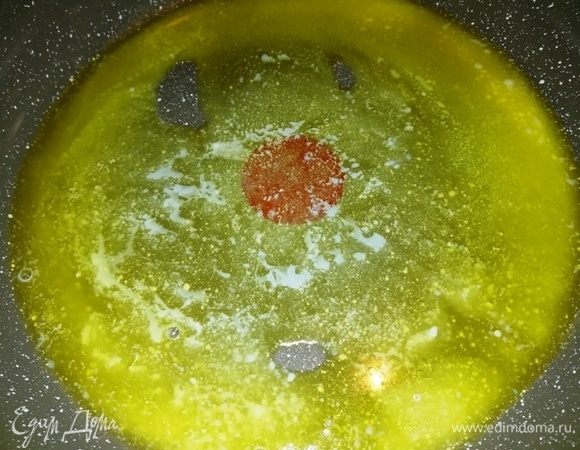 Сливочное масло растопите в сковороде.