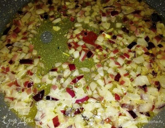 Обжарьте до мягкости лук.