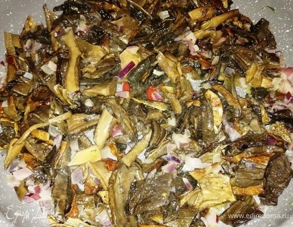 Добавьте к луку грибы и протомите минут 20-30 до мягкости грибов.