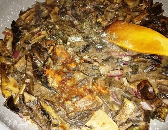 Посолите, поперчите блюдо. Я добавила копченую паприку, на мой взгляд, она хорошо сочетается с грибами.