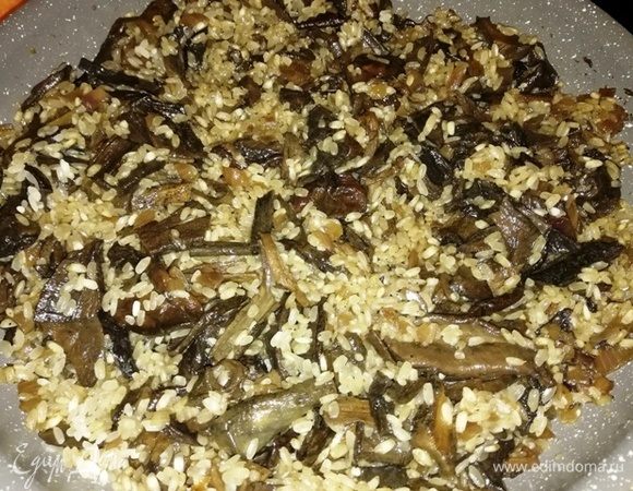 Добавьте к грибам рис. Я использовала рис ТМ «Националь» Адриатика. Перемешайте и обжарьте буквально 2 минуты.