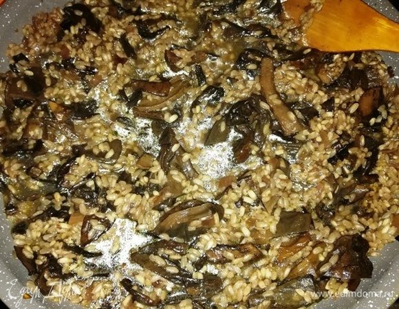 Влейте все вино. Готовьте помешивая, пока все вино не впитается в рис и не выпарятся пары алкоголя. У меня на это ушло 10 минут. Затем добавьте 1 половник бульона из-под грибов и дождитесь, пока он весь не впитается. Не забывайте помешивать! Таким образом, постепенно, добавляйте бульон. Главное, что подливаем следующую порцию, когда предыдущая полностью впиталась.