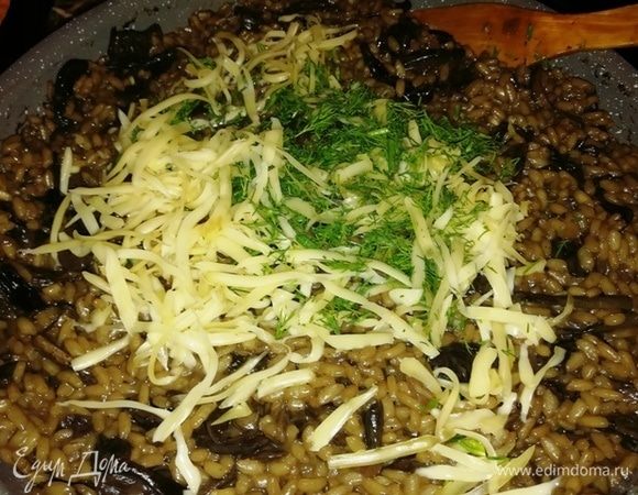 Когда весь бульон впитался, отключаем плиту и добавляем в уже готовое ризотто сыр и зелень. Перемешиваем и даем настояться блюду минут 5.