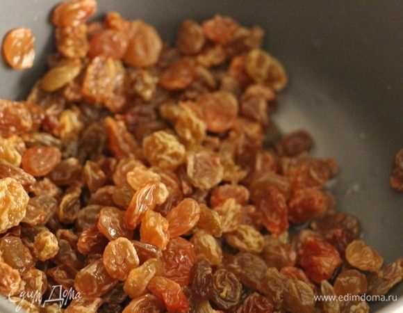 Изюм несколько раз промыть и залить кипятком на 5-10 минут.