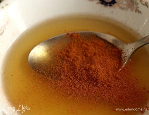 К двум столовым ложкам меда добавить две ложки воды и корицу, перемешать.