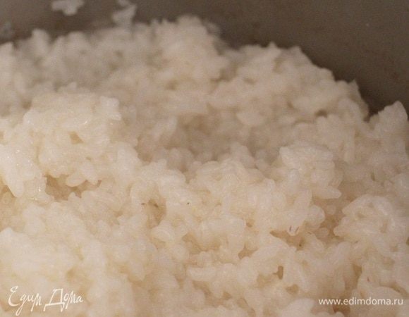 Готовый рис слегка остудить. Если в рисе еще осталась вода, включите мультиварку в режим «Крупа» и готовьте с открытой крышкой, помешивая еще 5-7 минут.