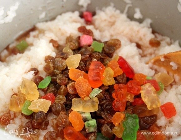 Добавить изюм и мармелад (цукаты) к рису. Перемешать.