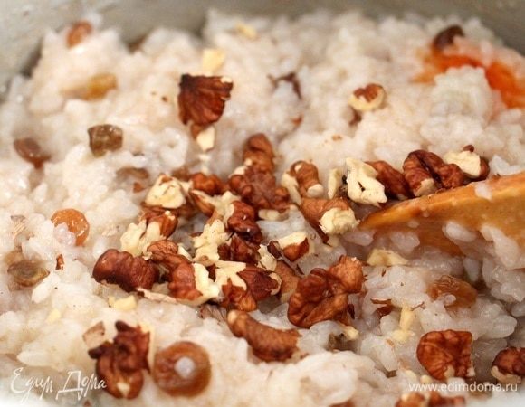 Добавить орехи. Перемешать.