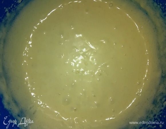 Миксером взбейте сливки с сахарной пудрой до однородной консистенции. Кстати, сливки не обязательно брать 33% (они довольно дорогие), подойдут любой жирности. Получится все равно вкусно.