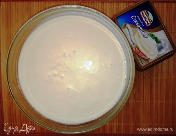 К сливкам добавить плавленный сыр, ванилин и остывший желатин. Еще раз перемешать все миксером.