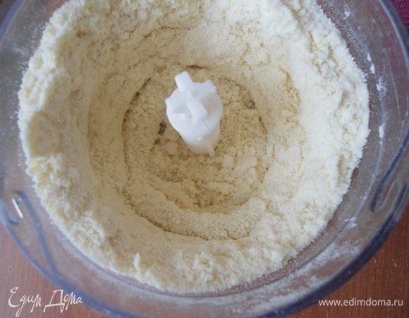 Приготовить основу для пирога. Смешать муку соль и сливочное масло до крошки. Я делала с помощью измельчителя с насадкой нож. 