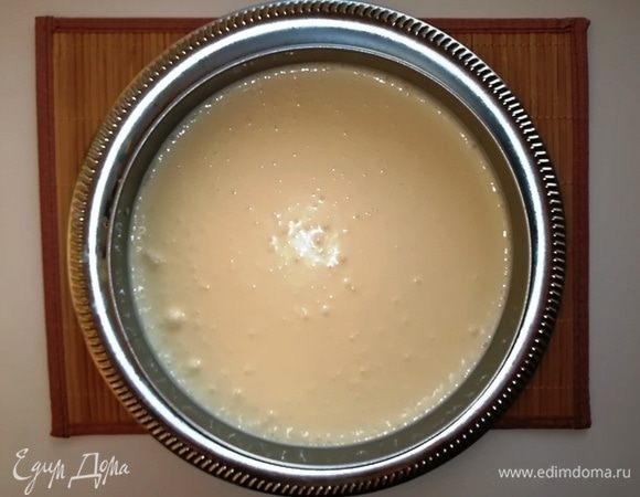 Форму с основой достать из холодильника. Вылить начинку и снова убрать в холодильник (мне понадобилось для застывания 30 минут). Тем временем я подготовила лимонное желе, согласно инструкции на упаковке. Вы можете украсить чизкейк по своему усмотрению или подать уже на этом этапе, просто, когда застынет.